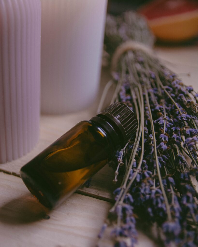 Uso de óleos vegetais e essenciais em minha rotina de cuidados, para lidar com a queda de cabelo.