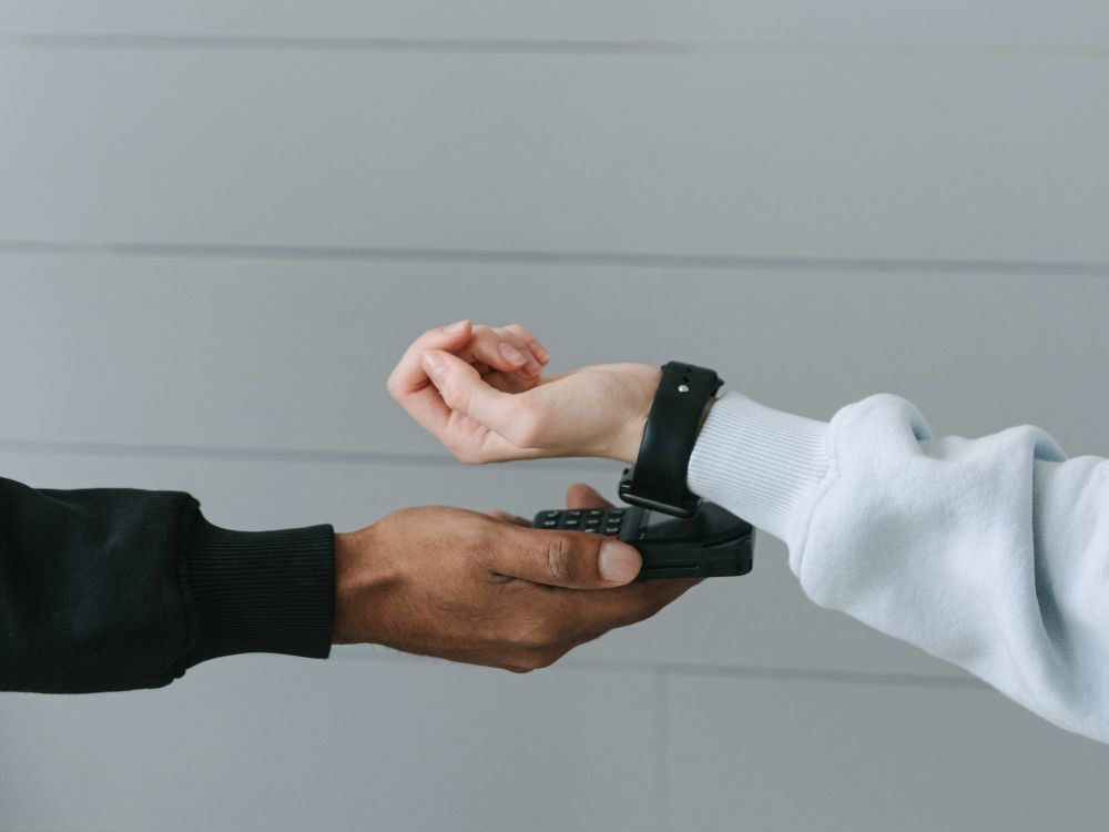 Os smartwatches podem ser usados como um dispositivo de pagamento, permitindo que você faça compras sem precisar de um cartão de crédito ou dinheiro.