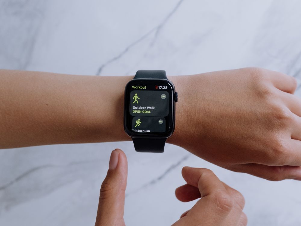 Os melhores smartwatches apresentam recursos avançados de monitoramento de saúde, como monitoramento de frequência cardíaca, monitoramento de sono e rastreamento de atividades.