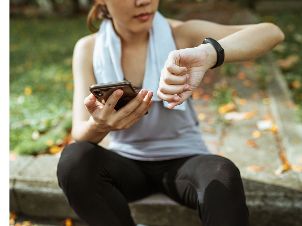 Os smartwatches são equipados com sensores que permitem que você monitore sua saúde, como o monitoramento de batimentos cardíacos e o rastreamento de atividades físicas.