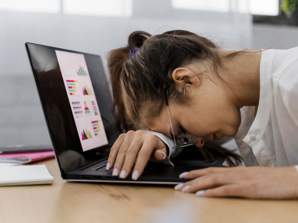 a falta de sono pode afetar negativamente a capacidade de concentração e memória, o que pode levar a dificuldades no trabalho ou na escola.
