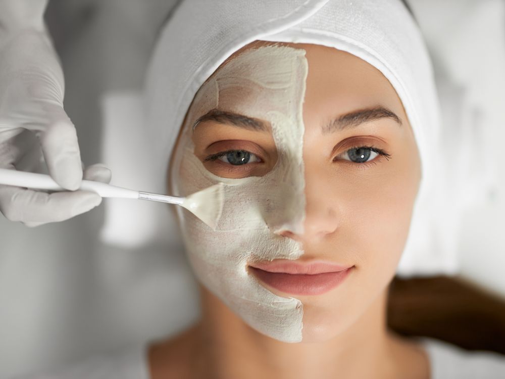 Além dos cuidados diários, existem alguns tratamentos especiais que podem contribuem para ter uma pele radiante. Esfoliação, uso de mascaras faciais, tratamentos a laser.