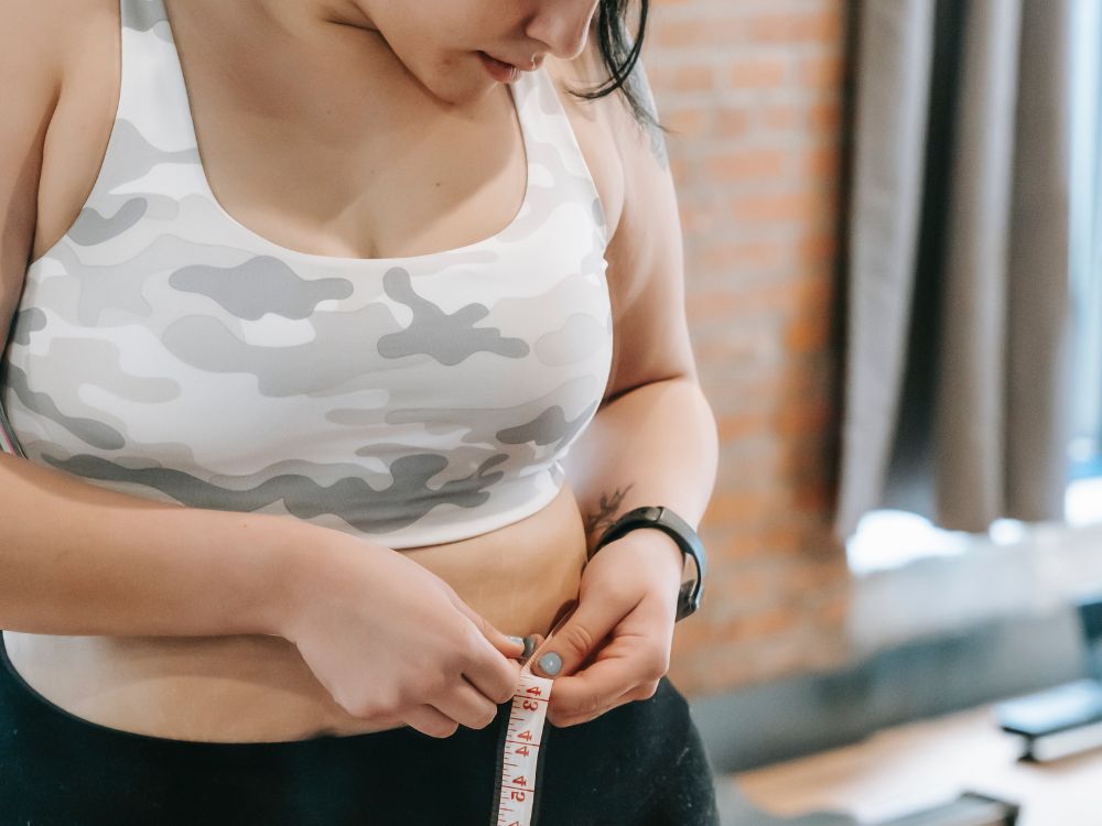A medida da circunferência da cintura é um método simples e eficaz para avaliar a gordura abdominal. Para medir a circunferência da cintura, use uma fita métrica e coloque-a ao redor da parte mais estreita da cintura, geralmente acima do umbigo.
