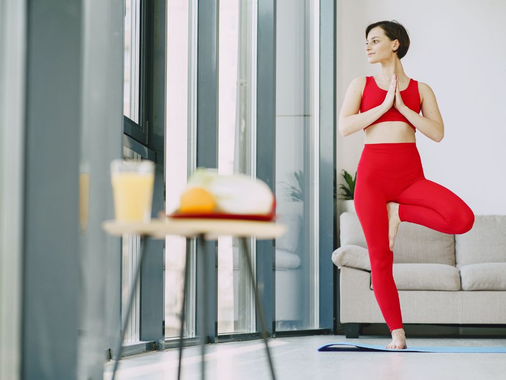 pratique exercícios físicos regularmente e consuma alimentos ricos em fibras solúveis, como cereais, frutas, legumes e leguminosas,