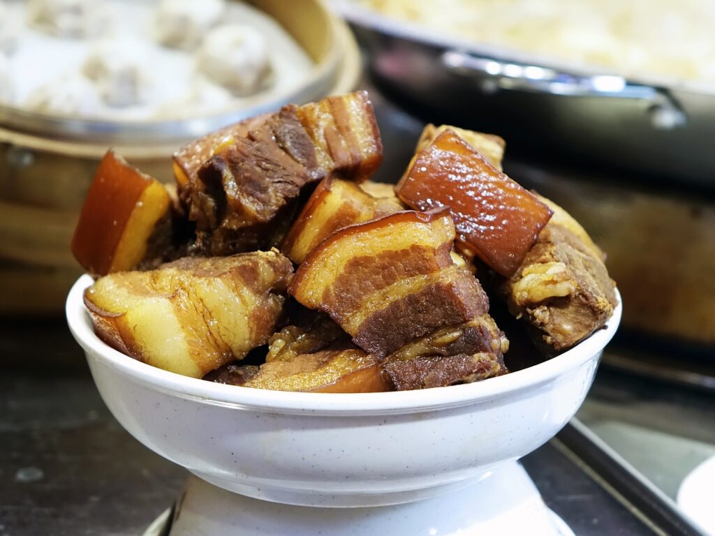 Uma dieta rica em alimentos processados, açúcares e gorduras saturadas pode contribuir para o acúmulo de gordura abdominal.