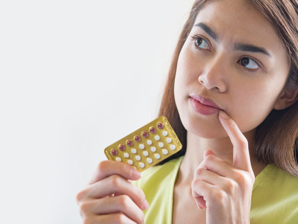 Entre os medicamentos que podem contribuir para o aparecimento do Melasma, estão as pílulas anticoncepcionais e os repositores hormonais.