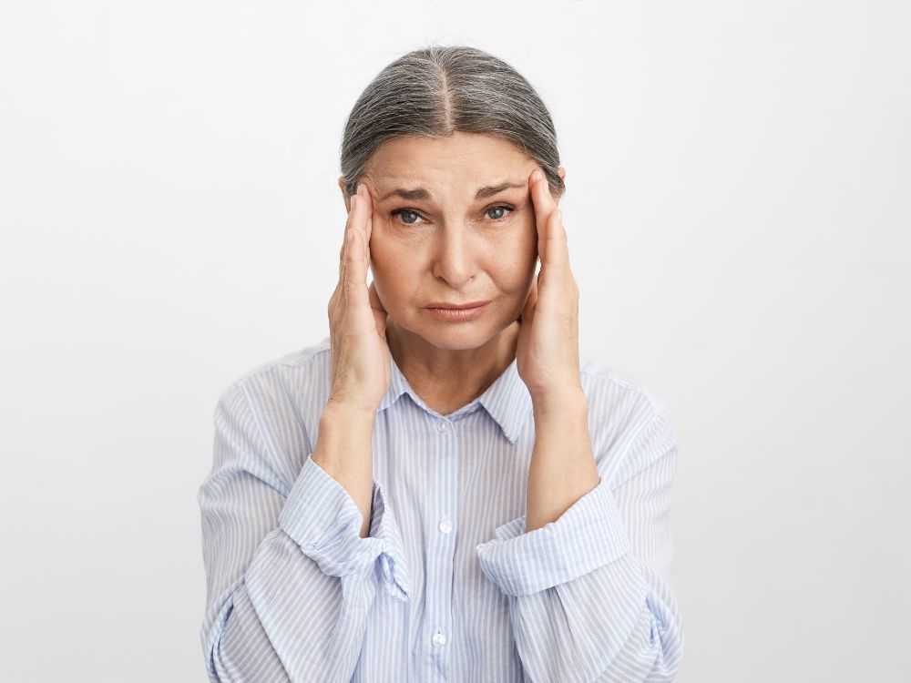 O Melasma pode ser desencadeadas por alterações hormonais, terapia de reposição hormonal ou durante a menopausa.