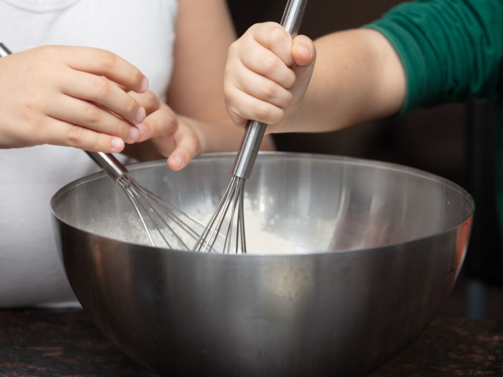 Para preparar omelete de claras, você precisará separar as claras das gemas. Coloque as claras em uma tigela e bata-as com um fouet ou batedeira até que fiquem em neve.