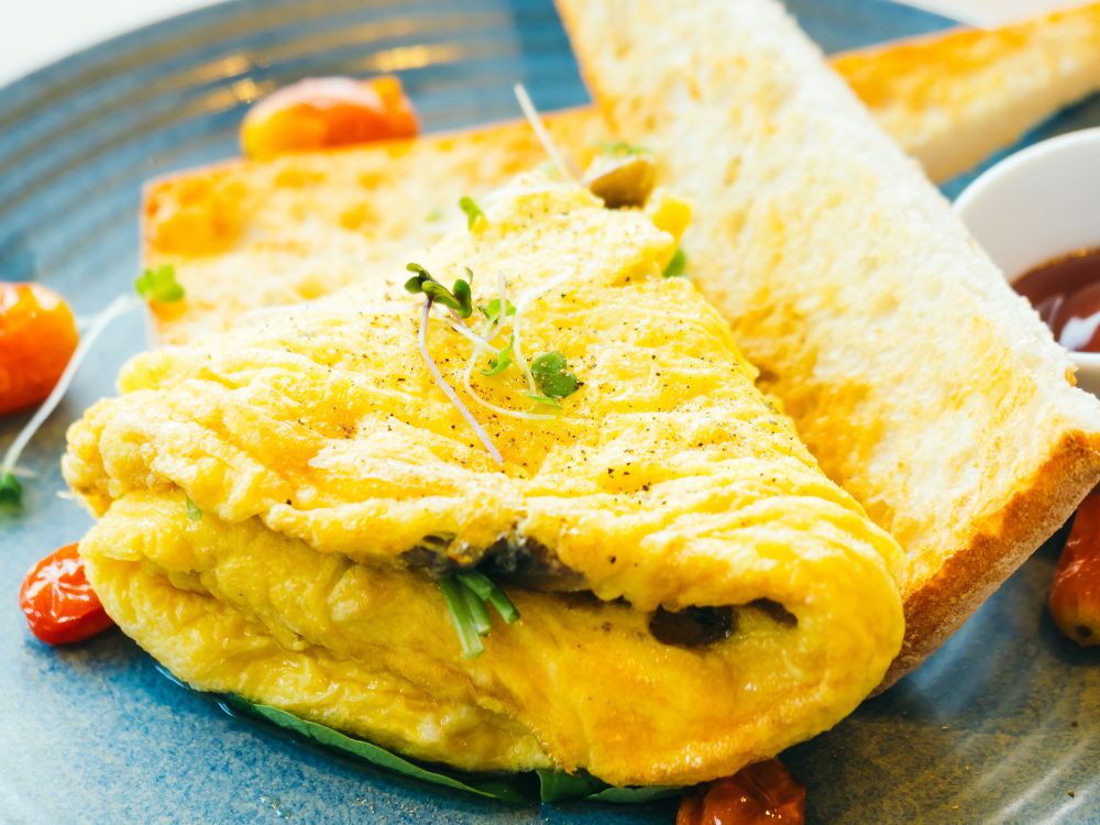 Se você está procurando uma opção de refeição rápida e fácil, o omelete de claras é uma excelente escolha. Além de ser uma receita simples e deliciosa, ele é bastante versátil e pode ser acompanhado de diversos ingredientes.