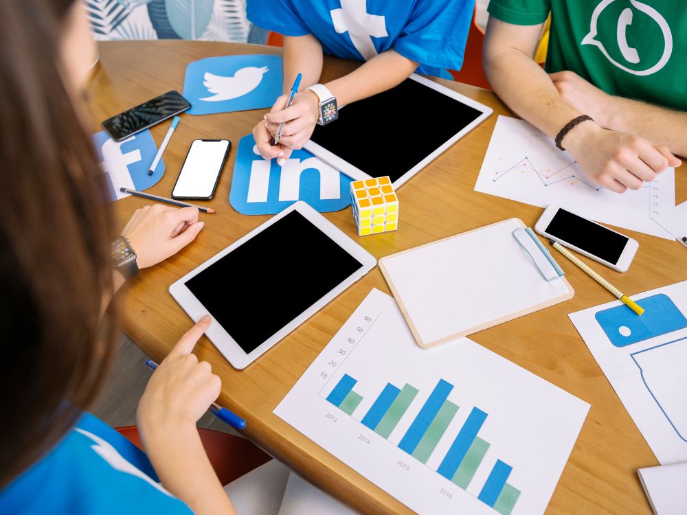 Para garantir o sucesso do seu negócio online, é essencial fazer análises regulares e ajustes necessários. Aqui estão algumas das etapas importantes que eu tomo para garantir o sucesso contínuo do meu negócio online.