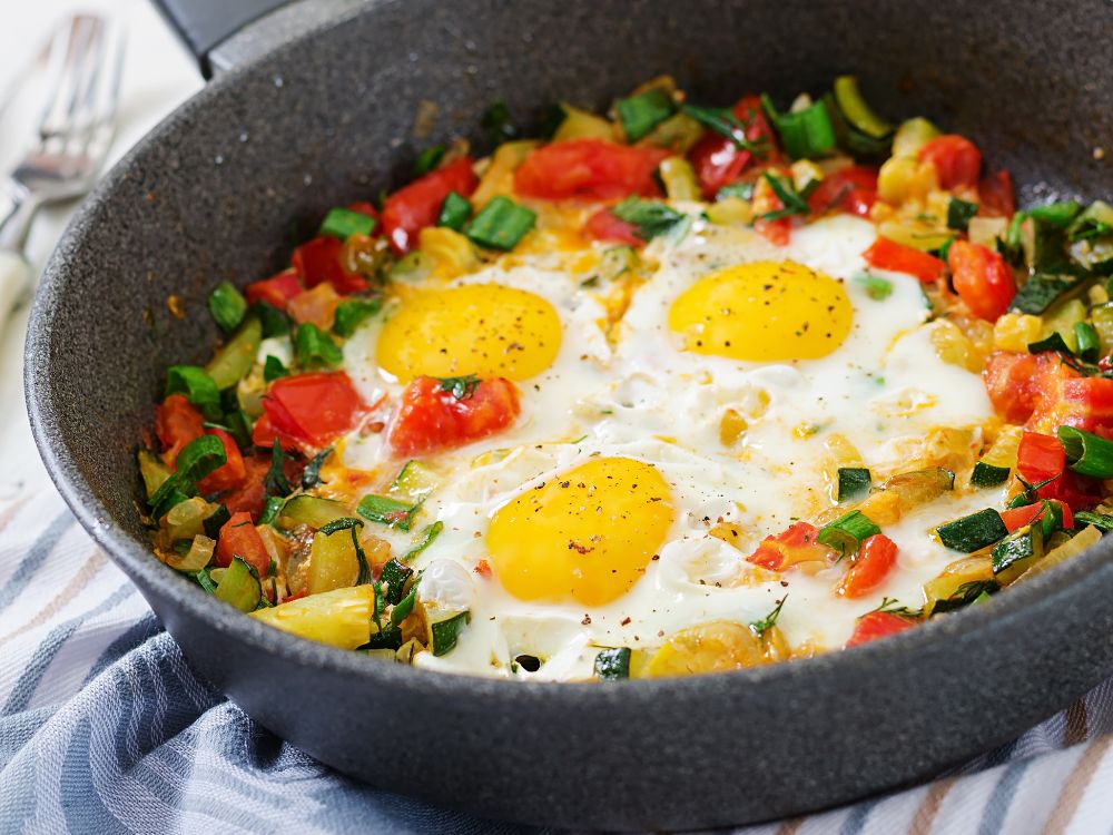 Para cozinhar o omelete de legumes com queijo branco, eu prefiro usar uma frigideira antiaderente