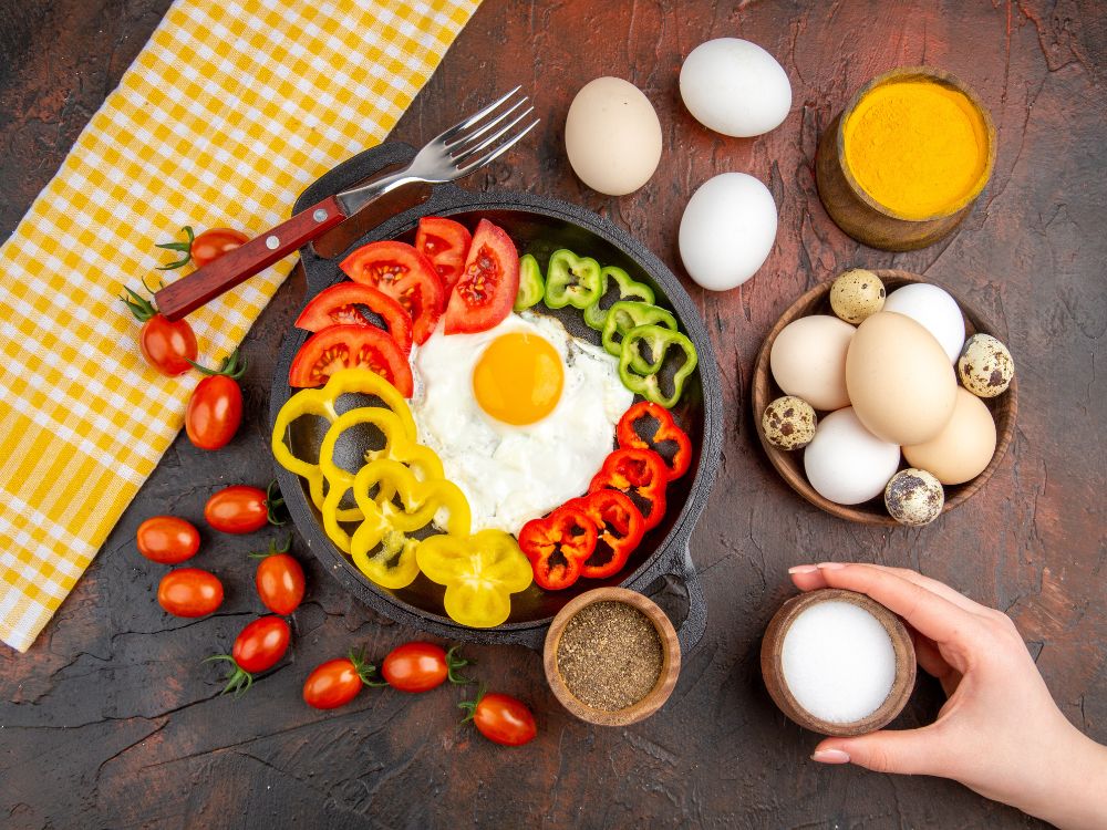 Para preparar omelete de legumes com queijo branco, é importante escolher os legumes frescos e de boa qualidade.