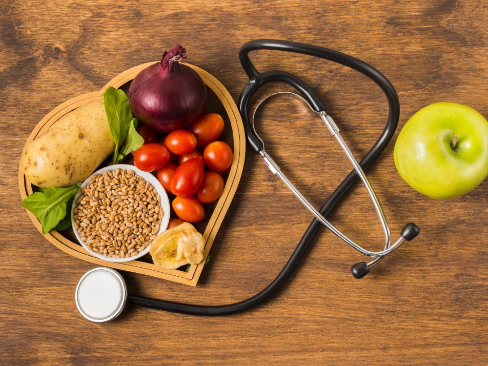 Para perder peso, é necessário criar um déficit calórico, ou seja, consumir menos calorias do que o corpo gasta. Para isso, é importante conhecer o valor energético dos alimentos e controlar a quantidade que se ingere.