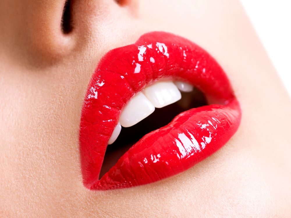 O batom vermelho nunca sai de moda, mas neste ano ele surge ainda mais em evidência. Contudo, escolho sempre uma tonalidade que valorize meu tom de pele e adiciono um toque moderno seja com um acabamento mais fosco ou um leve brilho.