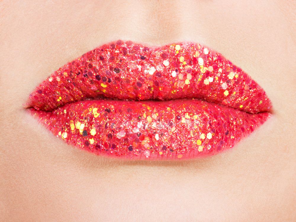 As tendências de maquiagem ano novo 2023 também trazem a personalização dos lábios com apliques de strass e cristais, criando um olhar luxuoso e exclusivo.