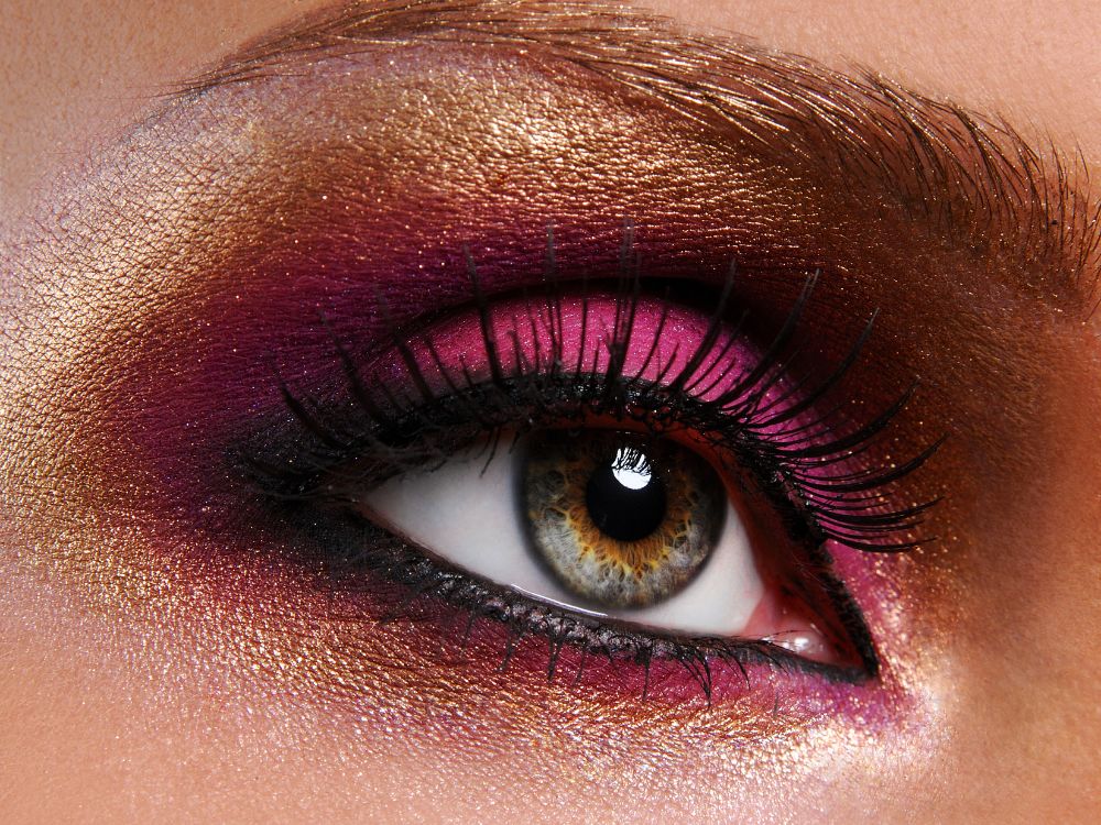 Sombras: Tons vibrantes e brilhantes para destacar os olhos.