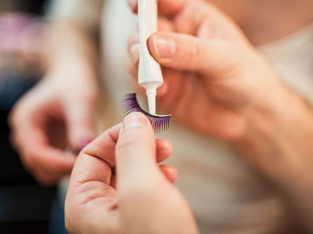 Ao evitar esses erros comuns, você terá sucesso e saberá como colocar cílios postiços sozinha e obter um resultado profissional.