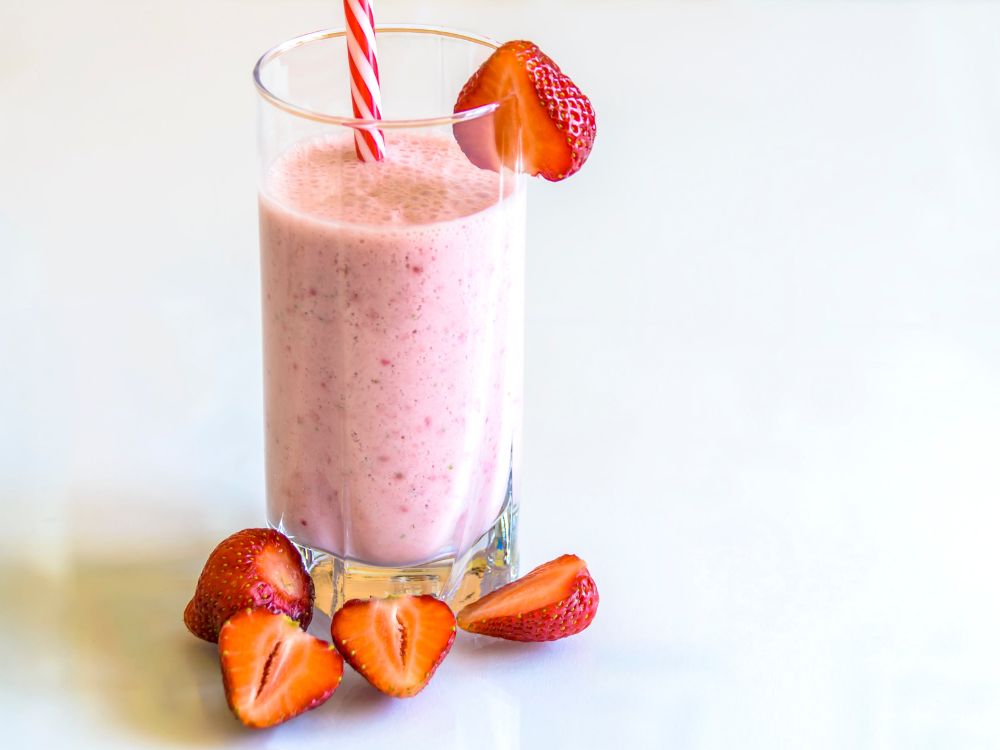 Smoothie de morango com leite de coco e aveia.