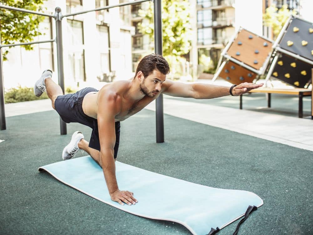 Super-Homem: Deitado de barriga para baixo, estenda os braços à frente. Eleve simultaneamente os braços e as pernas, buscando alongar o corpo e focar a contração nas costas. Esta é uma ótima forma de trabalhar tanto a coluna lombar quanto a cervical.